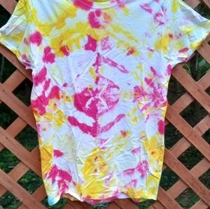 Tie-die T-Shirt Fruit of the Loom Size Small yellow and pink Uni-Sex